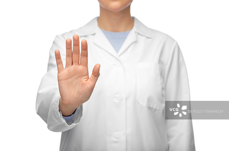 医学、职业和医疗保健概念 - 女医生穿着白大褂，做出停止手势的特写。图片素材