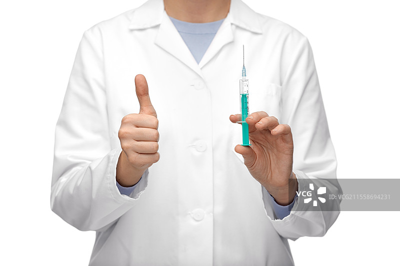 医学、疫苗接种和医疗保健概念 - 女医生或护士手持注射器在白色背景前竖起大拇指的特写镜头。图片素材