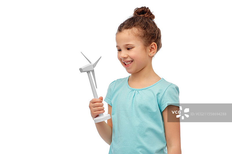 可持续能源、动力与人们的概念 - 开心微笑的女孩手持玩具风车，背景为白色。微笑的女孩与玩具风车。图片素材