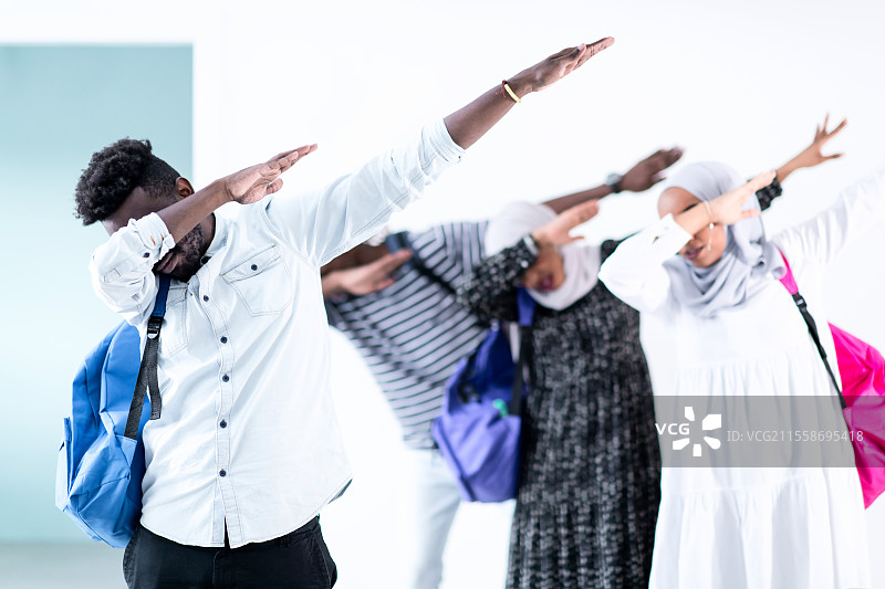 大学生活，年轻的非洲学生们在享受乐趣，跳现代舞游戏。图片素材