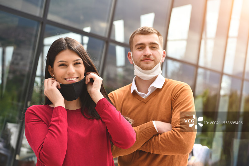 年轻的非裔美国现代穆斯林女商人，佩戴头巾，在创意明亮的办公室工作，背景有大屏幕。图片素材
