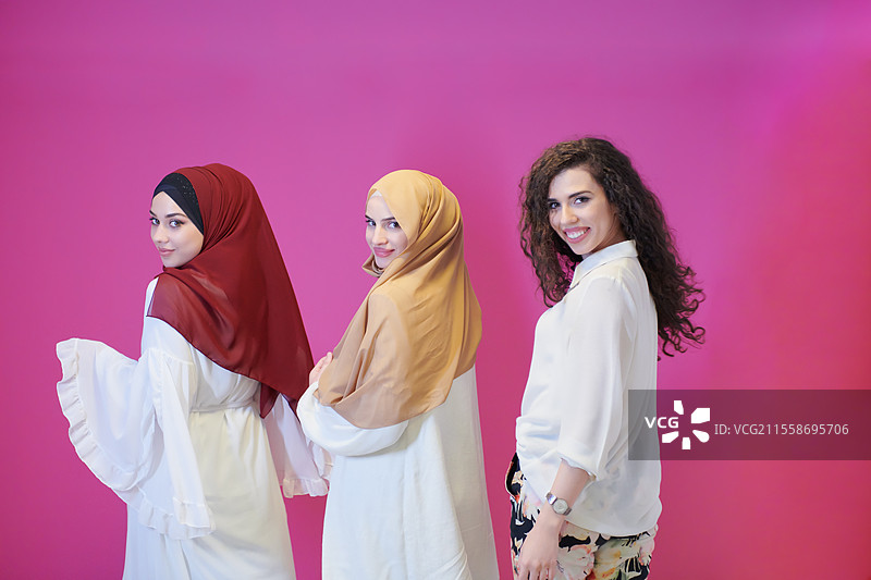 年轻快乐的男子在美丽的阳光明媚的日子里享受着，抽着香烟，休息一下，驾驶着越野车在山间大自然中。图片素材