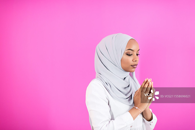 一群年轻快乐的人在阳光明媚的日子里，驾驶越野车在山间大自然中尽情享受。图片素材