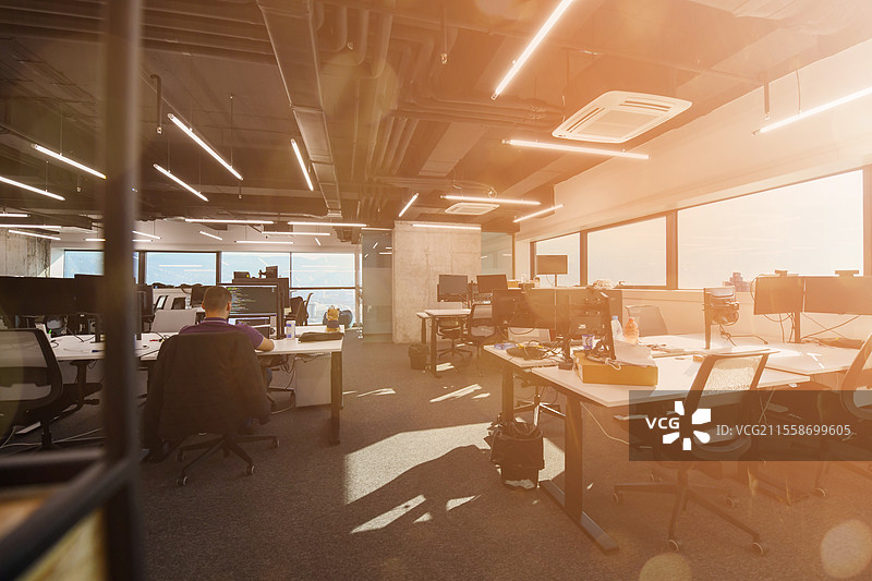 软件开发人员在现代阳光明媚的开放式办公室中日常工作，编写程序代码图片素材