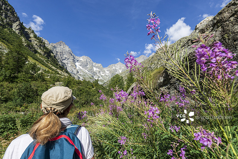 徒步前往班克斯避难所（2083米），瓦卢瓦兹，埃克林国家公园，高阿尔卑斯，法国图片素材