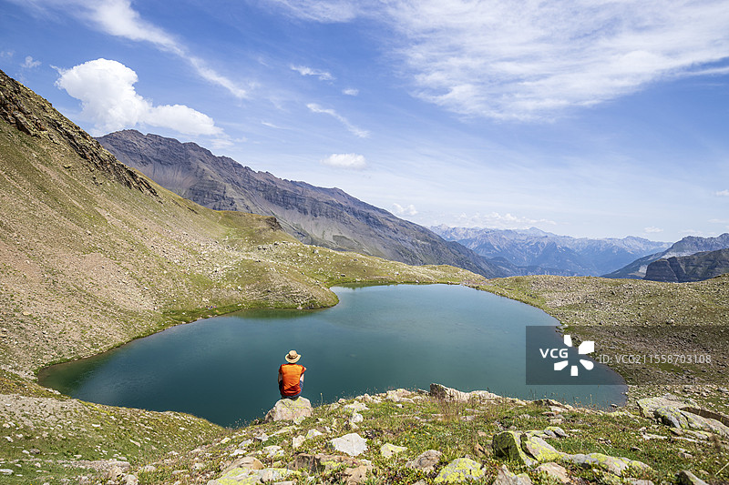 从法国高阿尔卑斯地区埃克林国家公园的多米卢小村庄徒步前往帕吕尔湖（2472米）图片素材