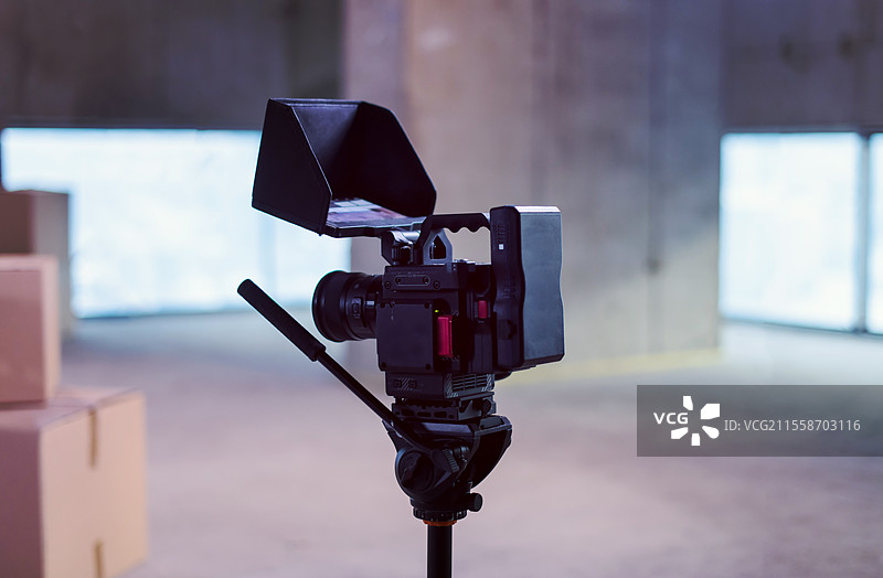 专业视频摄像机架在三脚架上图片素材