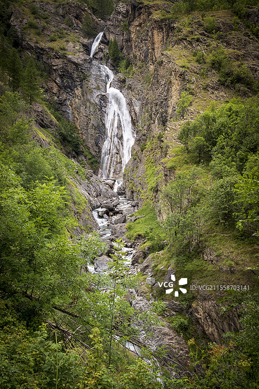 法国高阿尔卑斯地区埃克林国家公园多米卢斯的乌尔瀑布桥图片素材