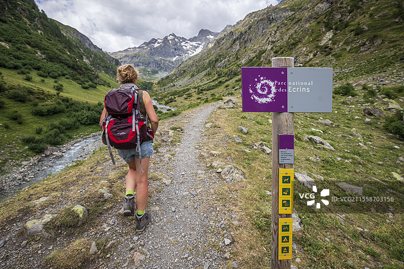 国家公园心脏地带的入口标志，位于GR 54长途徒步旅行路线，通往阿普·马丁山口，瓦卢瓦兹，埃克林国家公园，阿尔卑斯高地，法国图片素材