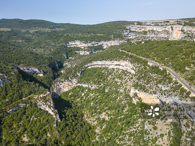 拉内斯克峡谷的鸟瞰图，西尔悬崖（853米）和D 942公路，位于奥宗镇与莫尼厄之间，蒙特旺图地区自然公园，沃克吕兹，法国图片素材