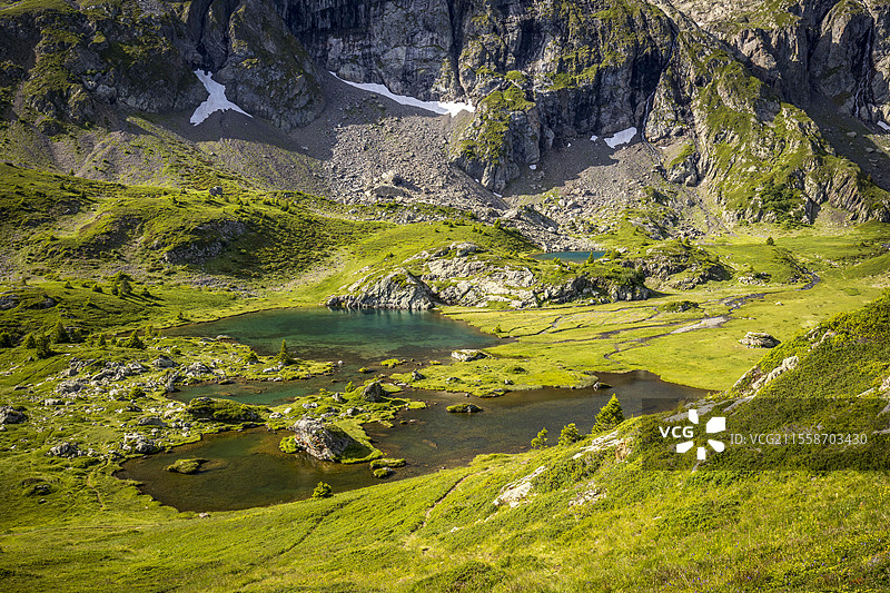 Taillefer山脉，沿GR 50长途徒步旅行路线前往湖泊高原，黑湖（2039米）和羊湖，马泰辛，奥伊桑，伊泽尔，法国图片素材