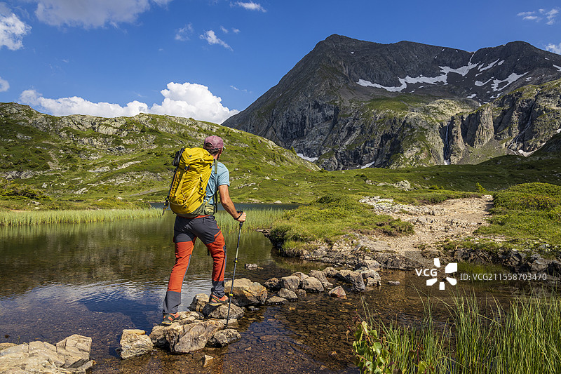 在小渡口上的徒步旅行者，塔伊尔费尔山脉，福尔舒湖（2053米），位于GR 50徒步旅行路线，马特赫辛，瓦尔德伊泽尔，法国图片素材