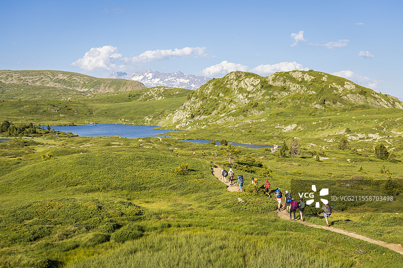 在法国伊泽尔省的马特赫辛地区，塔伊费尔山脉的拉克福尔舒小径（2053米）上的徒步旅行者图片素材