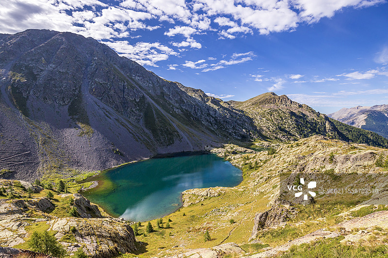 在法国阿尔卑斯-海岸的梅尔坎图尔国家公园的文斯湖远足图片素材