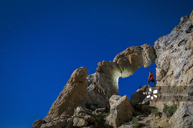 通过费尔山口的文湖徒步旅行，托尔蒂斯拱门（2550米），梅尔坎图尔国家公园，阿尔卑斯-海岸省，法国图片素材
