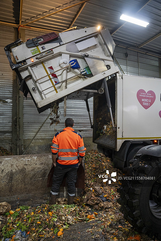 卡车在里昂大都会的堆肥箱收集点卸载生物废料，由Les Alchimistes管理。部分食品废料在现场处理，另一部分在Racine平台处理。堆肥化使有机废物以环保的方式进行回收，法国维尼西厄。图片素材