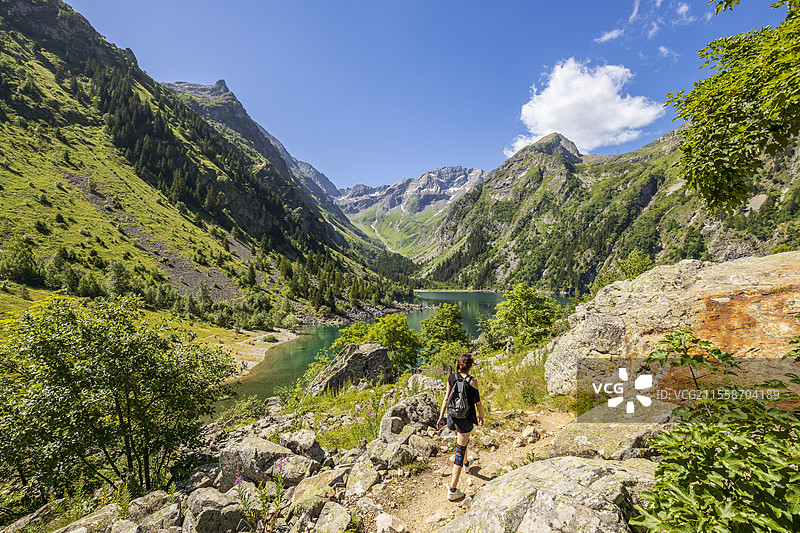 在法国伊泽尔省的埃克林国家公园，沿着GR 54大远足小径，徒步前往拉克杜劳维泰尔湖（1530米），位于维农谷，奥伊桑和埃克林环线。图片素材