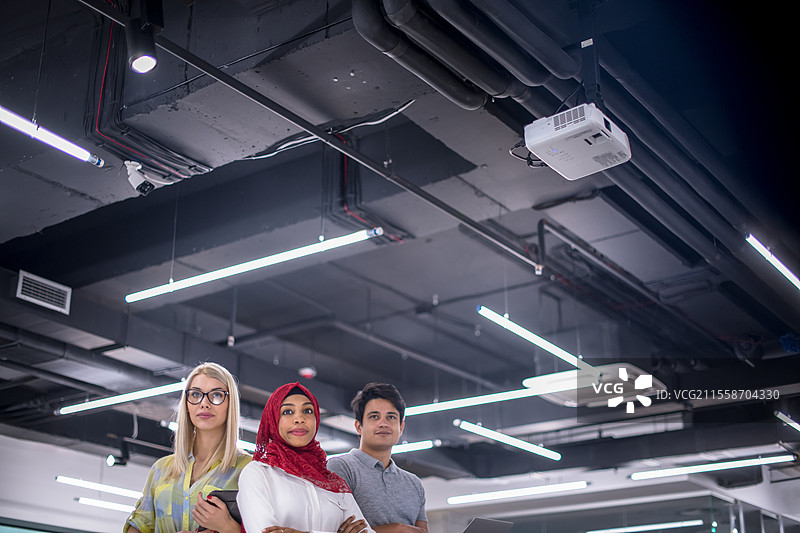 成功的多元文化商业团队企业家在繁忙的初创公司办公室的肖像图片素材