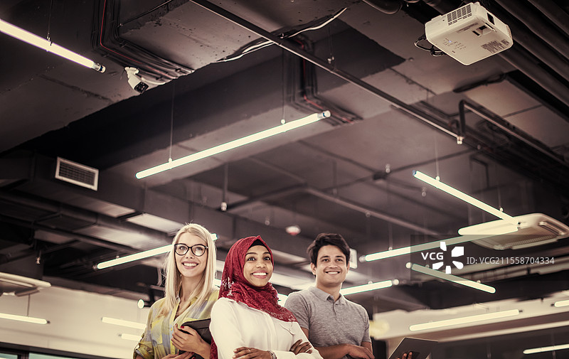 成功的多元文化商业团队企业家在繁忙的初创公司办公室的肖像图片素材