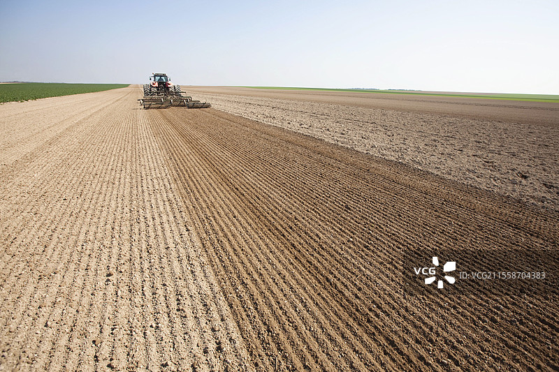 农民们在法国马恩省布里地区的轻壤土和石灰土上，使用工具列车一次性准备土壤，正好在播种之前。图片素材