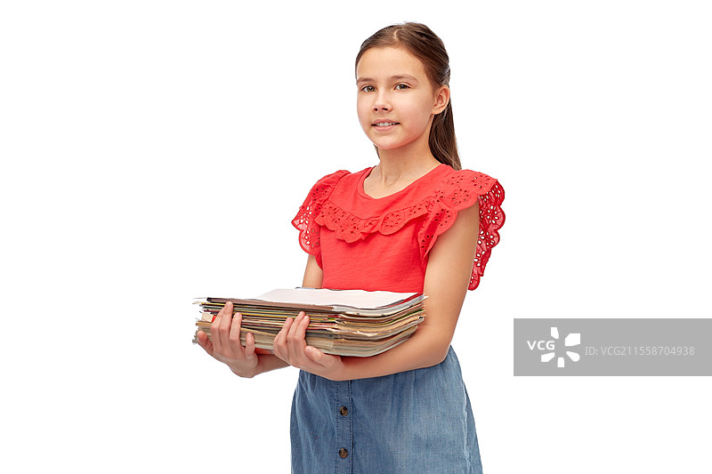 回收、垃圾分类和可持续发展概念 - 微笑的女孩手持一堆纸质杂志，背景为白色。微笑的女孩正在分类纸张垃圾。图片素材