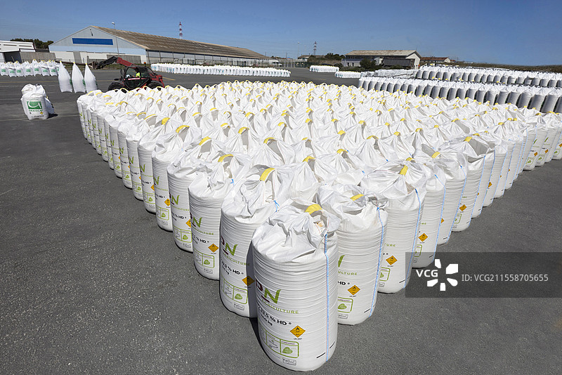 固体颗粒肥料的储存和包装，使用大袋，氮肥、铵硝酸盐、二元或三元肥料，完整。伸缩臂装载机正在移动这些袋子，法国拉罗谢尔。图片素材