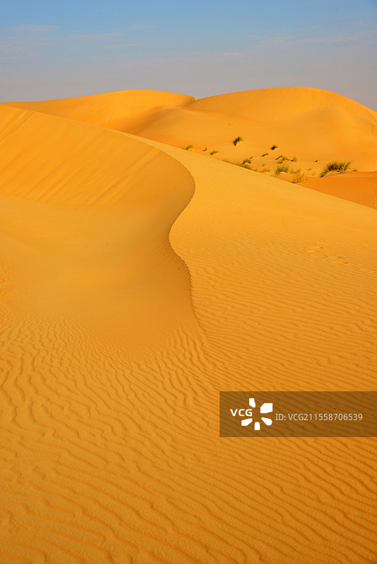 在毛里塔尼亚阿德拉尔沙漠靠近钦古埃提的沙丘。古老的库尔（ksour）包括瓦达内、钦古埃提、提奇特和瓦拉塔。图片素材