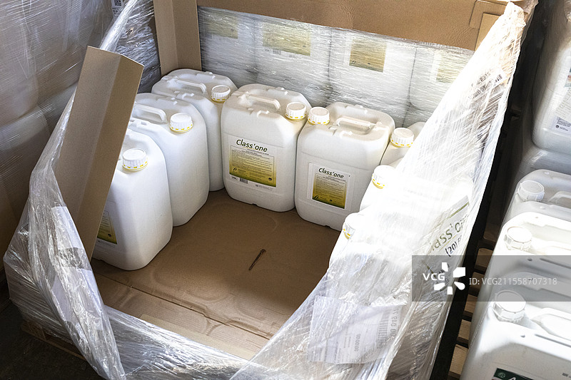农用植物保护产品中储存的草甘膦罐、除草剂、杀真菌剂、杀虫剂、助剂、启动剂和肥料。图片素材