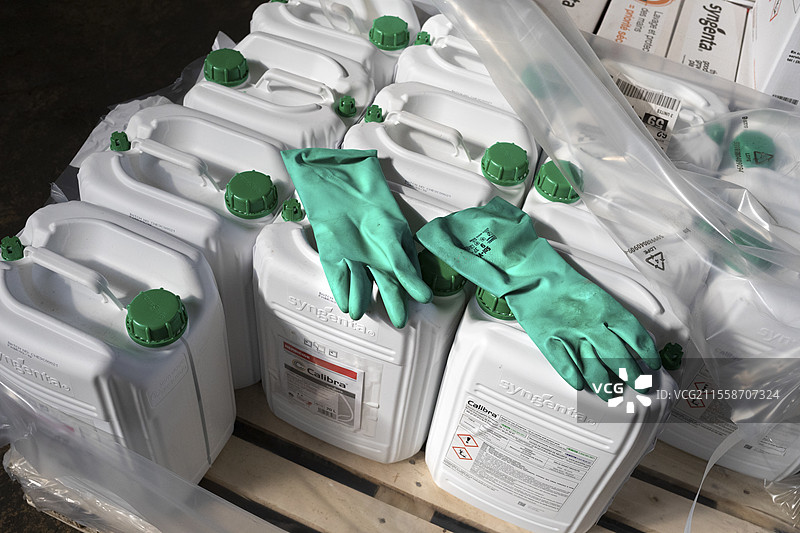 农业植物保护产品业务中除草剂、杀真菌剂、杀虫剂、助剂、启动剂和肥料的储存。图片素材