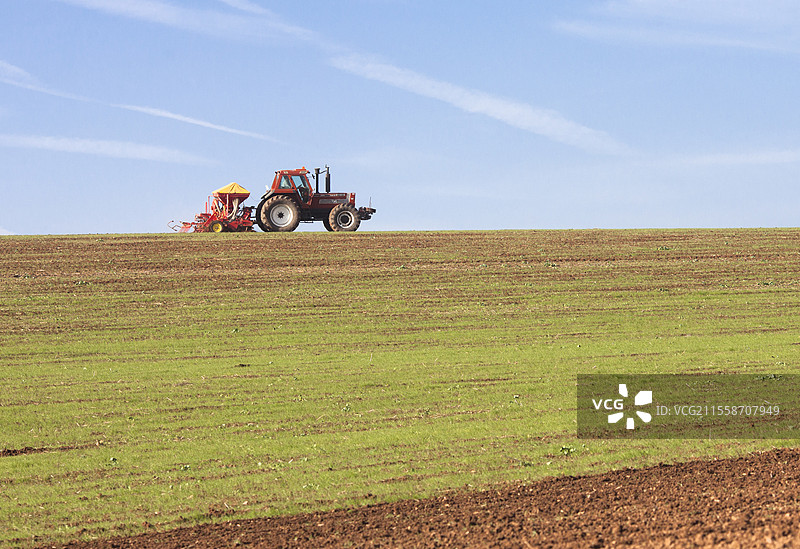在法国秋季，用调校过的播种机和旋耕机播种小麦或大麦图片素材