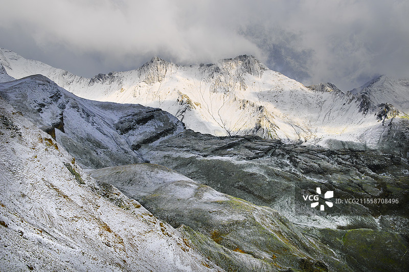 法国阿尔卑斯山埃克兰山脉加利比耶山口的夏季雪景图片素材
