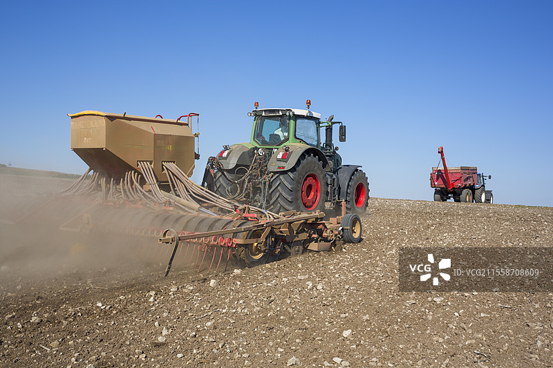 在尘土飞扬的土地上，用Vederstadt宽幅播种机播种小麦、大麦或油菜。图片素材