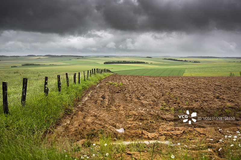 暴风雨和大雨下的混合农业景观，损害，损失风险，洪水，耕作延迟，土壤过湿无法准备，法国约讷图片素材