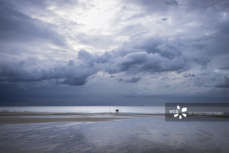 风暴来临前，法国帕德卡莱省奥帕尔海岸桑加特海滩上的渔民图片素材