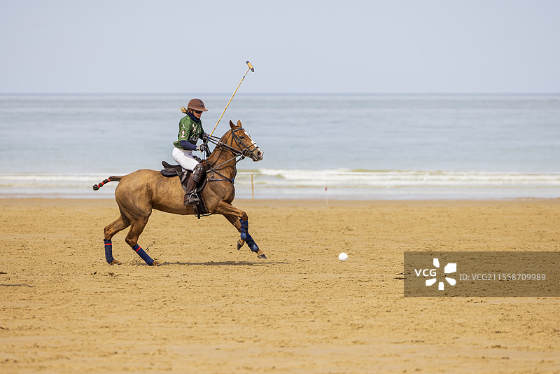 法国加莱海滩上的马球比赛，位于海岸线，帕德卡莱省，阿尔卑斯海岸。图片素材