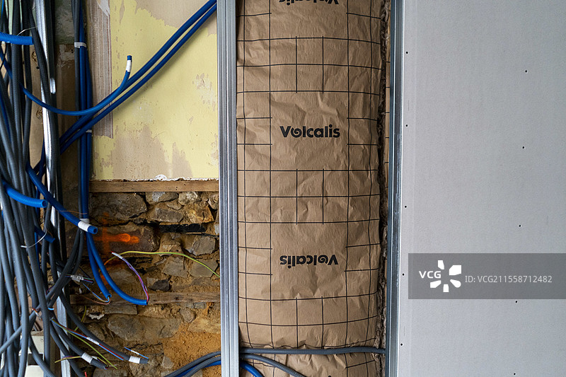 在法国布列塔尼的贝恩，2024年2月13日，使用玻璃棉和石膏板对房屋进行内部隔热。该项工作得到了国家、地方当局和非政府组织的支持，以应对燃料贫困问题。图片素材