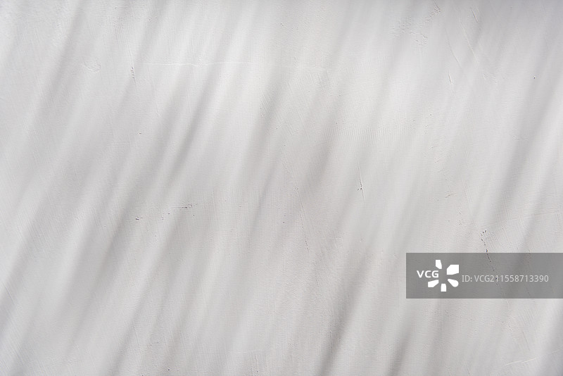 一群快乐的朋友在海滩别墅聚会，享受秋天的乐趣，喝着啤酒。图片素材