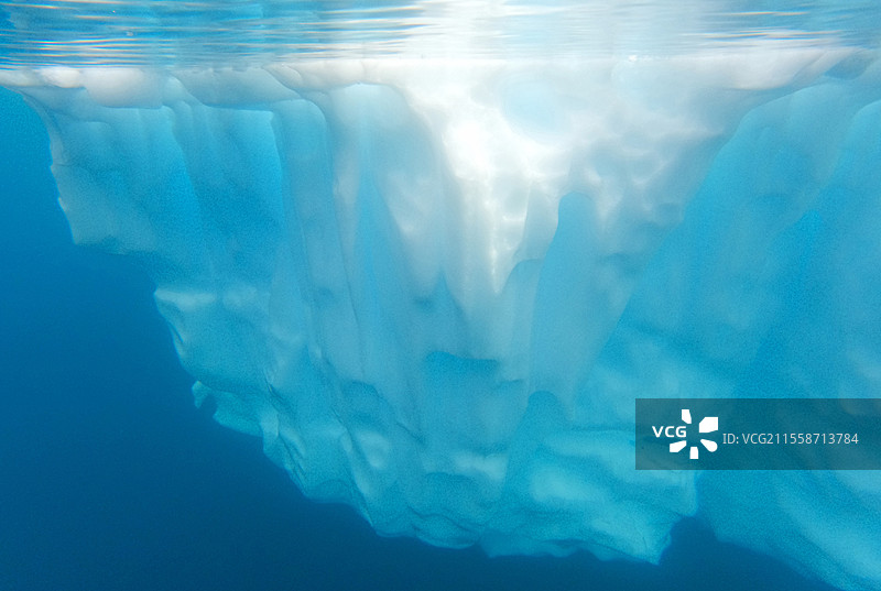 冰山的水下视角。乘坐Exploris One号游轮。南极洲。图片素材