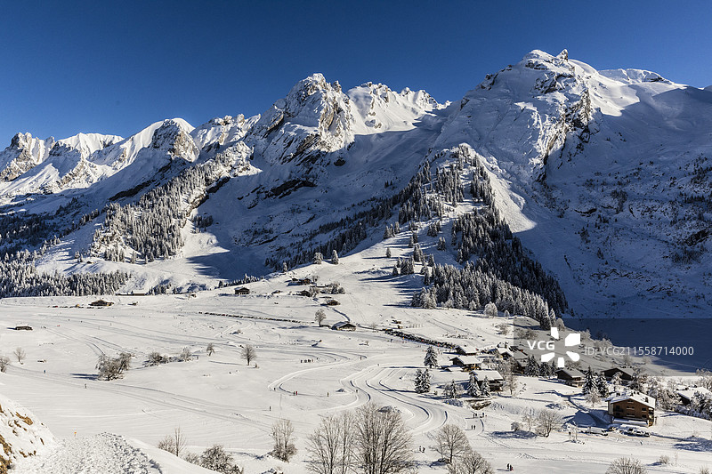 法国阿尔卑斯山拉克吕萨度假区周围的奥特萨瓦景观图片素材