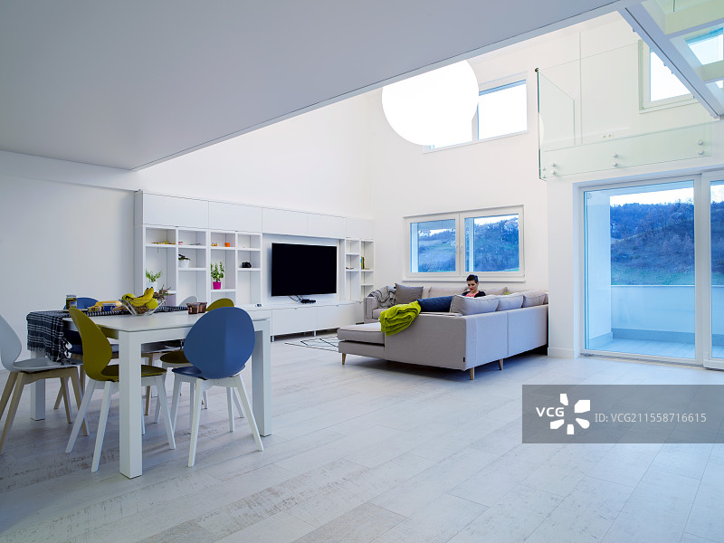 现代豪华时尚的开放式设计两层公寓内部，白色墙壁图片素材