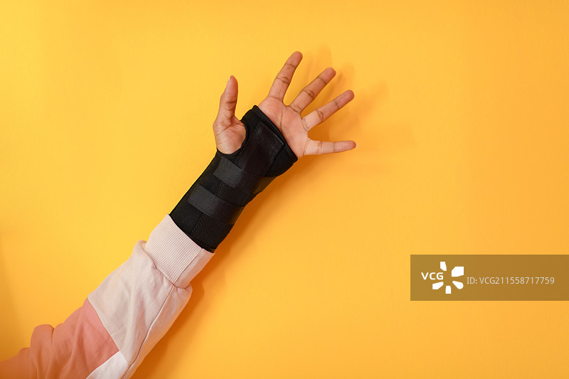 女性手部受伤，背景为黄色图片素材