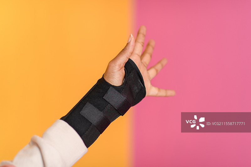 女性手部受伤，背景为黄色图片素材