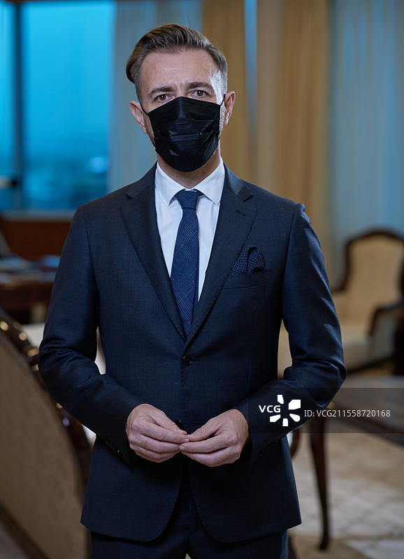 休闲的职业女性在现代开放式初创公司办公室内使用桌面电脑工作时休息。图片素材