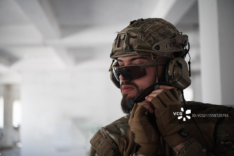 母亲和小女孩在家中隔离期间玩珠宝图片素材