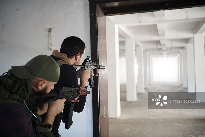 初创企业，两名男性软件开发人员在现代开放式办公室中使用电脑工作图片素材