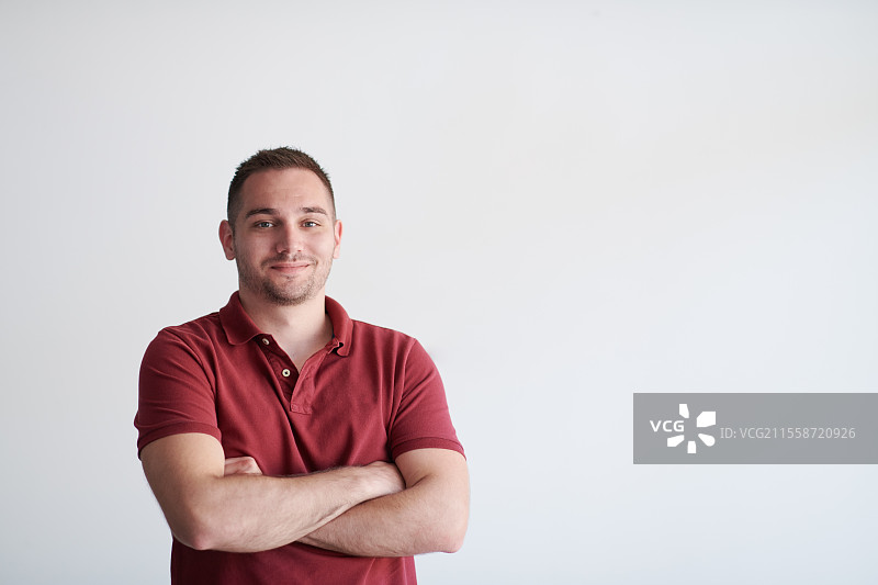 穿着红色T恤的休闲创业商人的肖像，背景为白色。图片素材