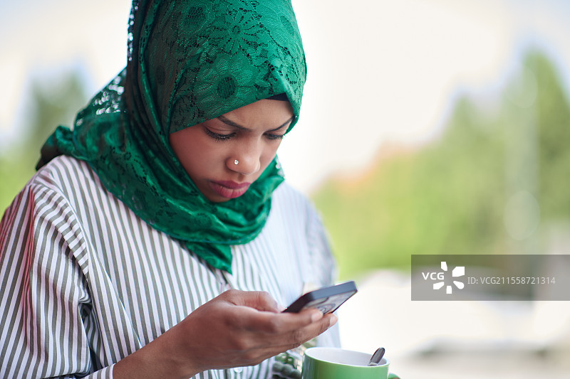 小女孩在家通过平板电脑进行在线培训，练习现代芭蕾舞。现代芭蕾舞学校的在线教育课程。在疫情隔离期间保持社交距离，自我隔离。图片素材