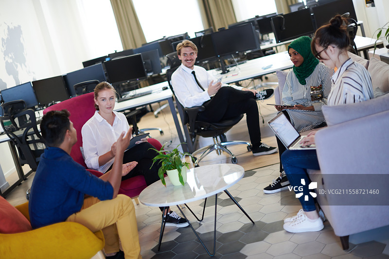 小女孩在家通过平板电脑进行在线培训，正在做现代芭蕾舞练习。现代芭蕾舞学校的在线教育概念。在冠状病毒隔离期间保持社交距离。俯视图。图片素材