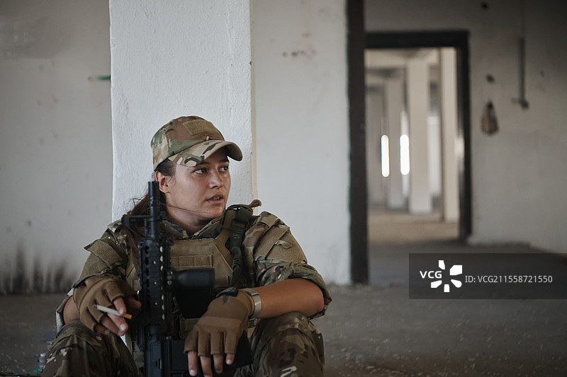 视频制作电影拍板，影院动作与剪辑概念，孤立在绿色背景上图片素材