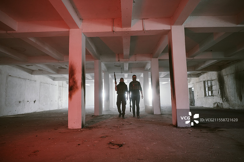 士兵小队在城市环境中放松，战斗后合影图片素材